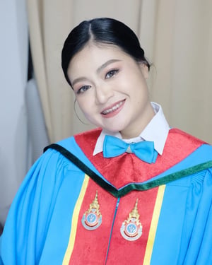 ครุยน้องน่ารักมาก5555 สีสดใสเวอร์ วันนี้แต่งหน้ากันแบบจอยสุด…
