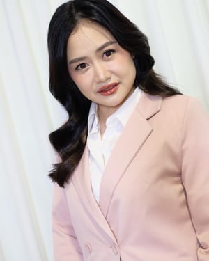 แต่งหน้าคุณโมเดิ้นออกงานค่ะ