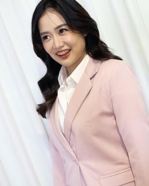 แต่งหน้าคุณโมเดิ้นออกงานค่ะ