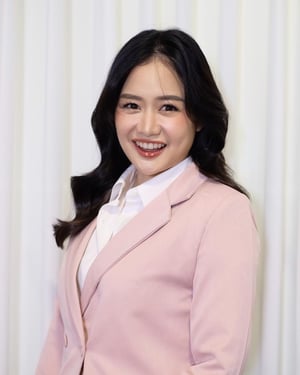แต่งหน้าคุณโมเดิ้นออกงานค่ะ