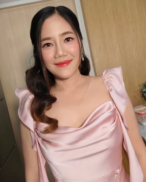 แตต่งหน้าลูกค้าออกงานรับรางวัลค่าา