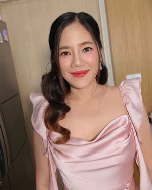 แตต่งหน้าลูกค้าออกงานรับรางวัลค่าา
