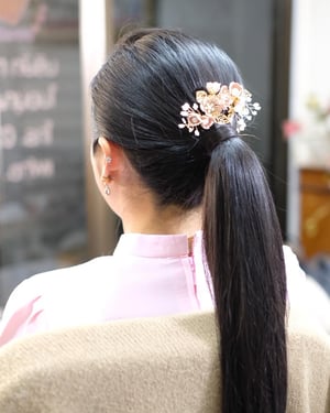 ดูแลหน้า-ผม คุณก้อ รเป็นเพื่อนเจ้าสาว งานแต่งเช้า ในชุดไทยพิ…