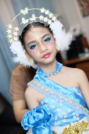 วันนี้กีฬาสีสีฟ้าค่ะ แต่งหน้าทำผมน้อง ริ…