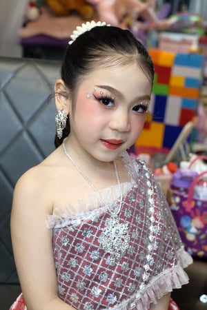 แต่งหน้าทำผมน้องซาญ่า วันนี้มีกิจกรรมที่โรงเรียน ขอแนวสวยหว…