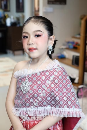 แต่งหน้าทำผมน้องซาญ่า วันนี้มีกิจกรรมที่โรงเรียน ขอแนวสวยหว…
