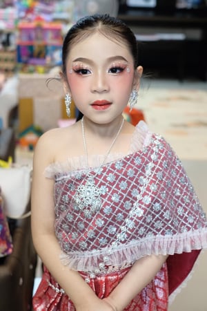 แต่งหน้าทำผมน้องซาญ่า วันนี้มีกิจกรรมที่โรงเรียน ขอแนวสวยหว…