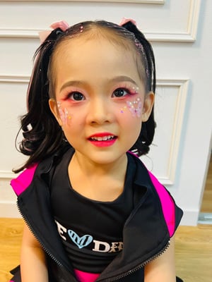 น้องของขวัญ มีการแสดงเต้นวันนี้ค่า งานนี…