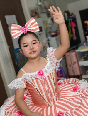สาวน้อยตุ๊กตา วันนี้ดูแลหน้าผม งานแข่งบั…